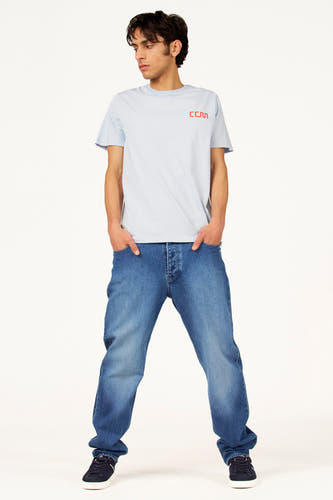 T-shirt bleu à manches courtes Cyclo Club Marcel, avec logo rouge sur la poitrine, à combiner avec un jean et des baskets.