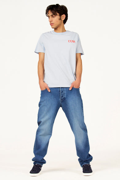 T-shirt bleu à manches courtes Cyclo Club Marcel, avec logo rouge sur la poitrine, à combiner avec un jean et des baskets.