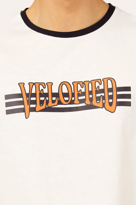 T-shirt blanc à manches courtes de Cyclo Club Marcel, avec bordure noire au col et imprimé texte.