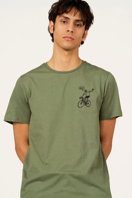 Groen T-shirt met korte mouwen van Cyclo Club Marcel, met een fietsafbeelding op de borst.
