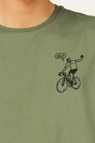 T-shirt vert à manches courtes de Cyclo Club Marcel, avec un motif de cycliste stylisé noir et un nuage de parole 'Vélo'.