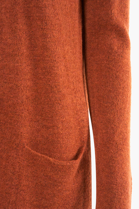 Gilet orange de COPINES D'ANVERS, avec une douce texture et une poche brodée, détail.