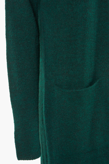 Gilet vert de COPINES D'ANVERS, avec une texture tricotée et une poche.