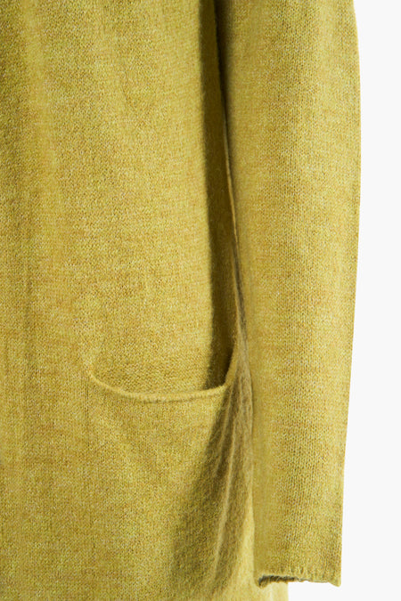 Gilet vert de COPINES D'ANVERS, avec une texture tricotée et une poche brodée.