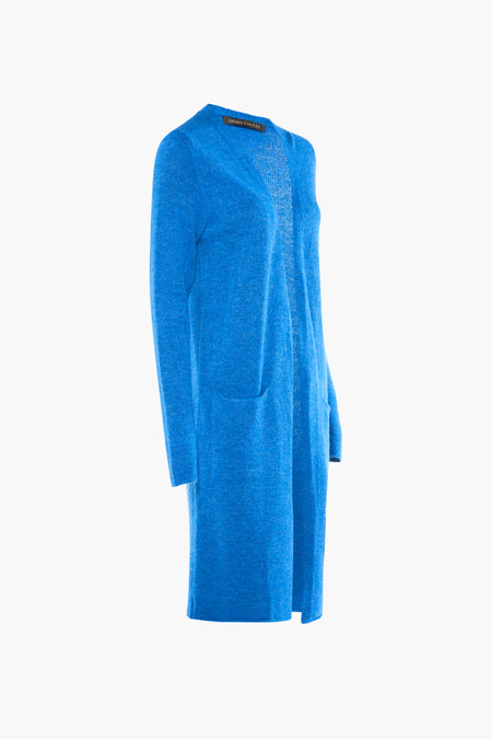 Gilet bleu de COPINES D'ANVERS, avec longues manches et poches brodées, texture douce tricotée.