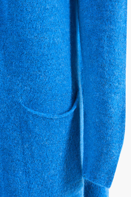 Gilet bleu de COPINES D'ANVERS avec une texture douce et un détail de poche.