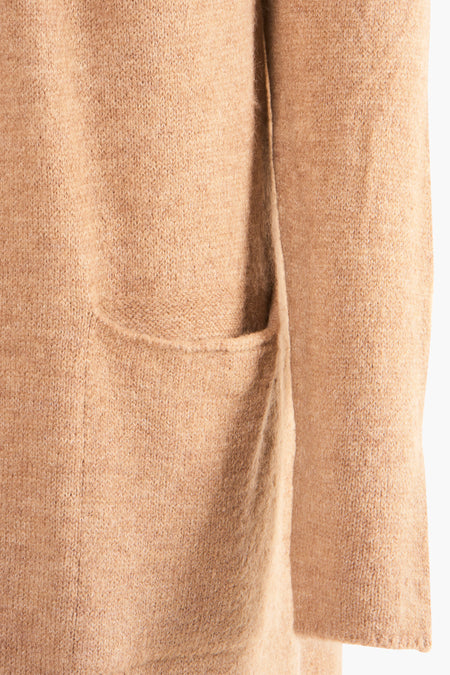 Gilet beige de COPINES D'ANVERS, avec une texture tricotée et une poche brodée.