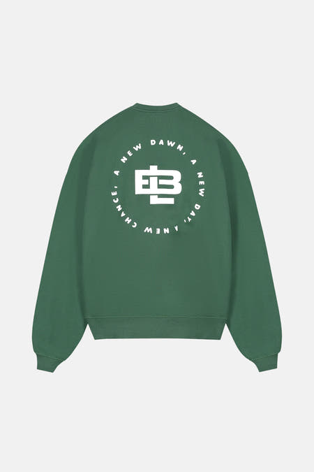 Sweater vert de LABLAB, avec une imprimé graphique sur le dos et un col rond.