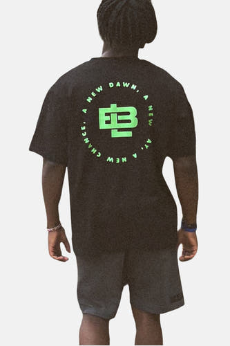 T-shirt noir à manches courtes de BASELAB, avec un logo vert sur la poitrine contre un fond uni.