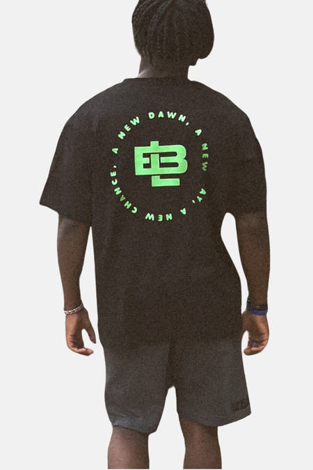 T-shirt noir à manches courtes de BASELAB, avec un logo vert sur la poitrine contre un fond uni.