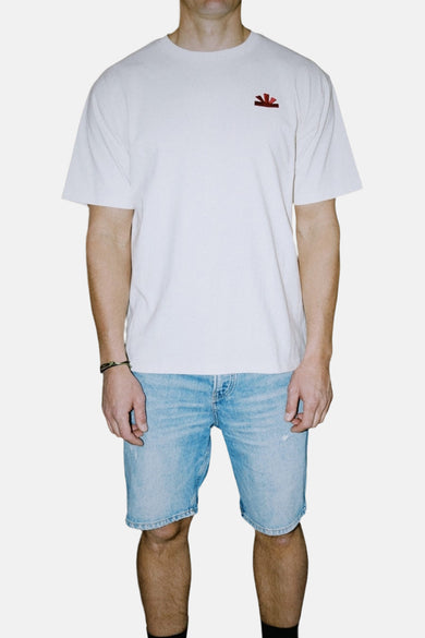 T-shirt écru à manches courtes de BASELAB, avec un petit logo sur la poitrine et porté avec des shorts en denim.