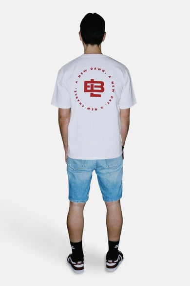 T-shirt écru à manches courtes de BASELAB, avec une impression rouge sur le dos, associé à des shorts en denim.