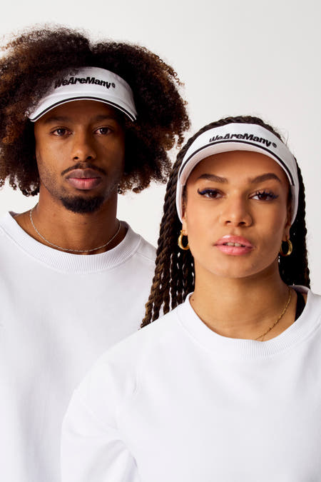 Chapeau blanc de COELY, porté par deux mannequins avec des pulls blancs assortis.
