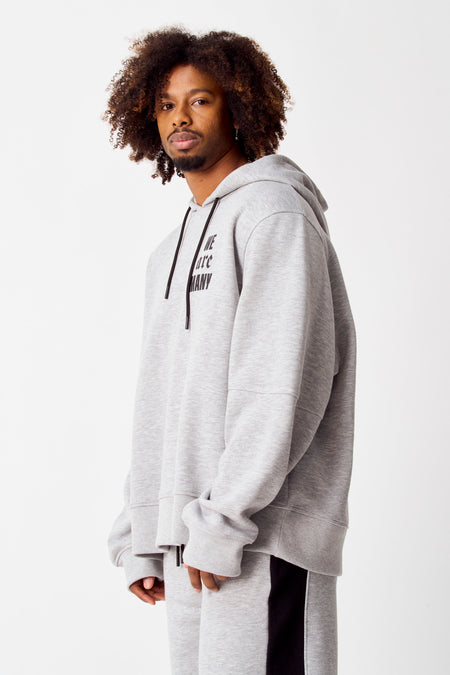 Pull-over gris avec capuche COELY, avec des cordons noirs et une impression de texte sur la poitrine.