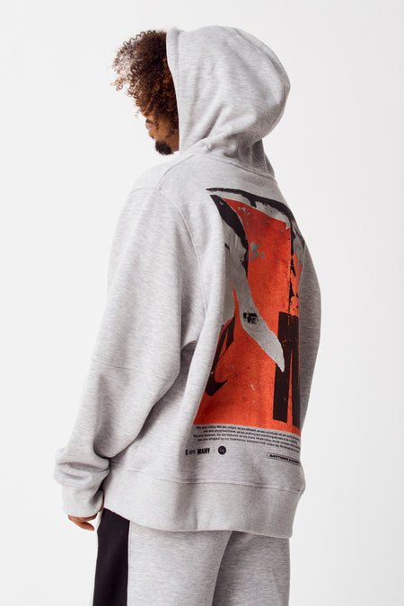 Pull-over gris avec capuche COELY, imprimé graphique sur le dos et pantalon de jogging coordonné.