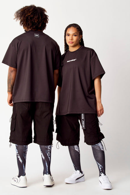 Short noir de COELY, associé à des culottes imprimées et des baskets blanches.
