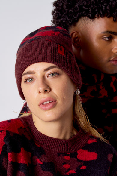 Chapeaux multicolores de COELY, avec un motif rouge foncé et une texture côtelée, portés par un modèle.