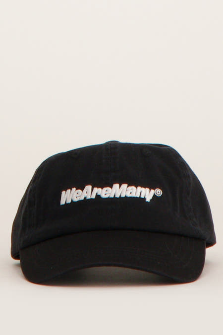 Chapeau noir de COELY, avec une fermeture dorée à l'arrière.