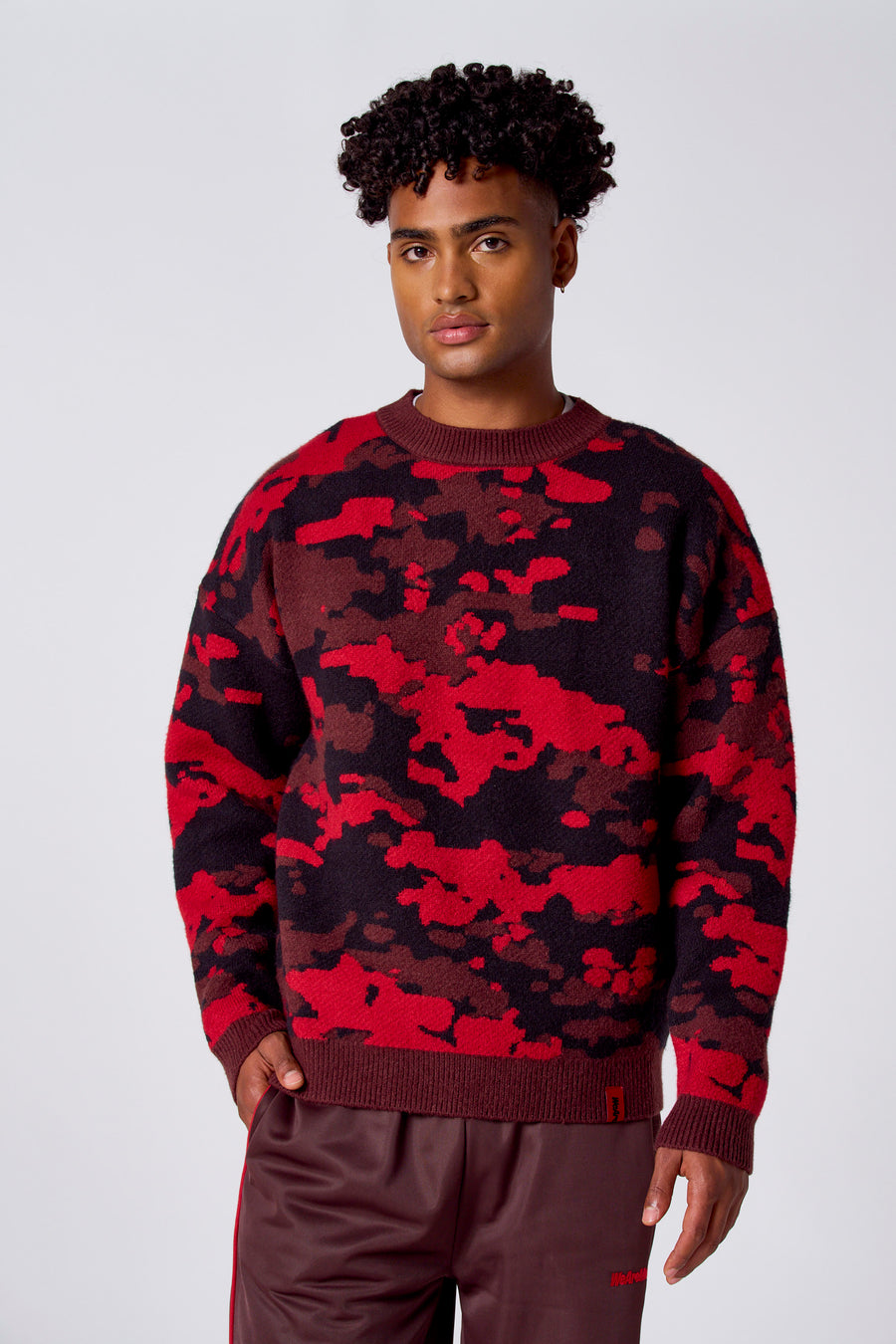 T-shirt rouge avec col rond de COELY, à motif camouflage en rouge, marron et noir.