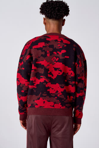 T-shirt rouge avec col rond de COELY, dot un motif camouflage en rouge, marron et noir.