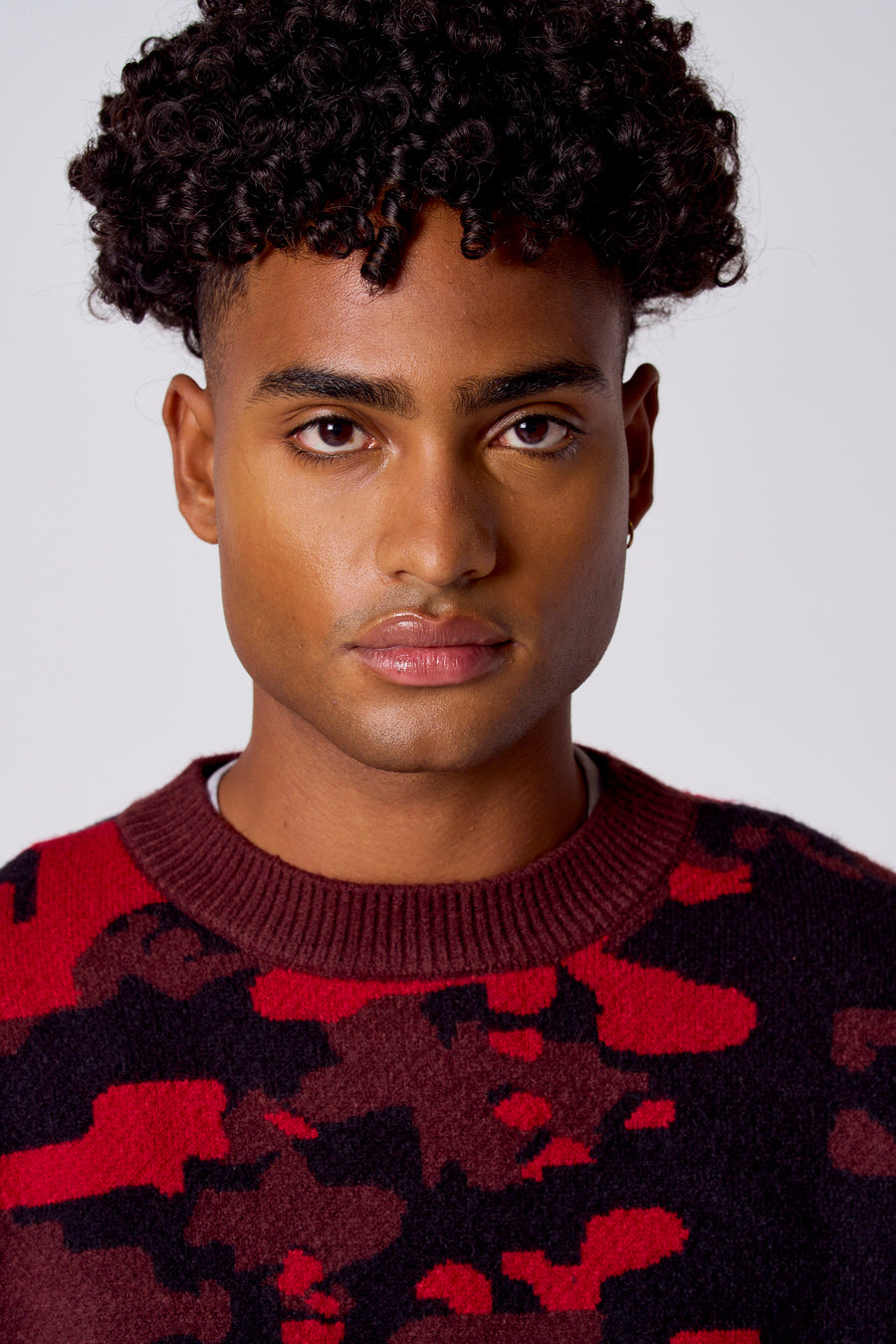 T-shirt rouge avec col rond de COELY, à motif camouflage en rouge et brun.