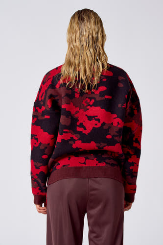 T-shirt rouge avec col rond de COELY, dot un motif camouflage en couleurs rouges et sombres.