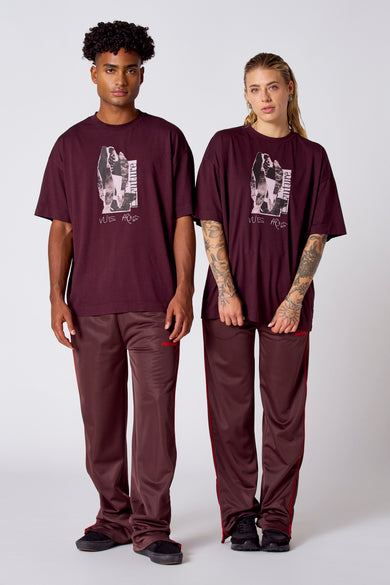 Bordeaux T-shirt met korte mouwen van COELY, met een grafische print op de voorkant.
