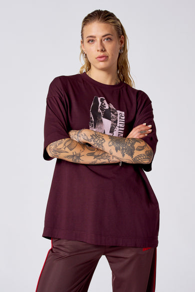 T-shirt Bordeaux à manches courtes de COELY, avec une impression graphique et des tatouages sur les bras.