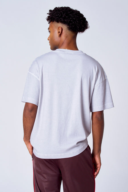 T-shirt gris à manches courtes de COELY, vue arrière, porté avec un pantalon bordeaux.