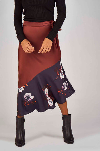 Robe de Bordeaux de Clouds of Fashion avec imprimé floral à la base et des bottes noires.