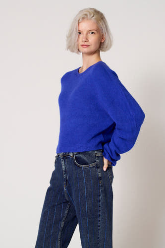 Blauwe trui met ronde hals van Clouds of Fashion, met lange mouwen en gecombineerd met gestreepte jeans.
