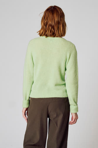 T-shirt vert avec col rond de Clouds of Fashion, à longues manches, associé à un pantalon marron.