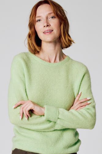 T-shirt vert avec col rond de Clouds of Fashion, à longues manches et épaules croisées.