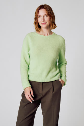 T-shirt vert avec col rond de Clouds of Fashion, en tissu doux et porté avec un pantalon marron.