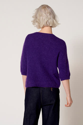Pull marron avec col rond de Clouds of Fashion, manches courtes, associé à des jeans foncés.