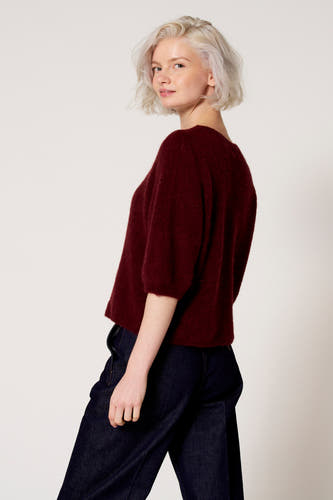 Bordeaux rode trui met ronde hals van Clouds of Fashion, gedragen met donkere jeans.