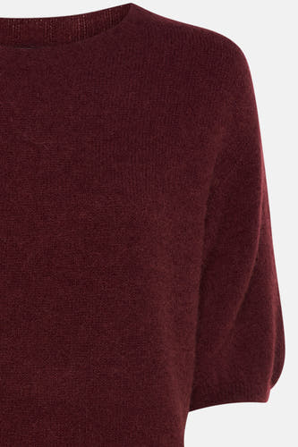 Pull Bordeaux à col rond de Clouds of Fashion, avec une texture douce.