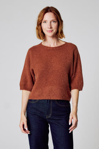 Pull marron avec col rond de Clouds of Fashion, à manches courtes, associé à un jean foncé.