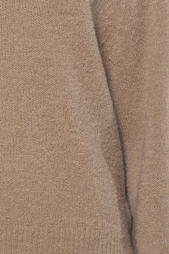 Pull marron à col rond de Clouds of Fashion, avec une texture finement tricotée et des plis doux.