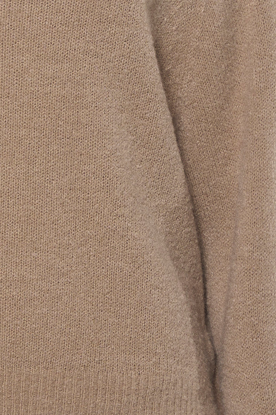 Pull marron à col rond de Clouds of Fashion, avec une texture finement tricotée et des plis doux.