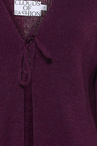 Pull violet à col en V de Clouds of Fashion avec texture tricot duveteuse et fermeture à nouer sur le devant.