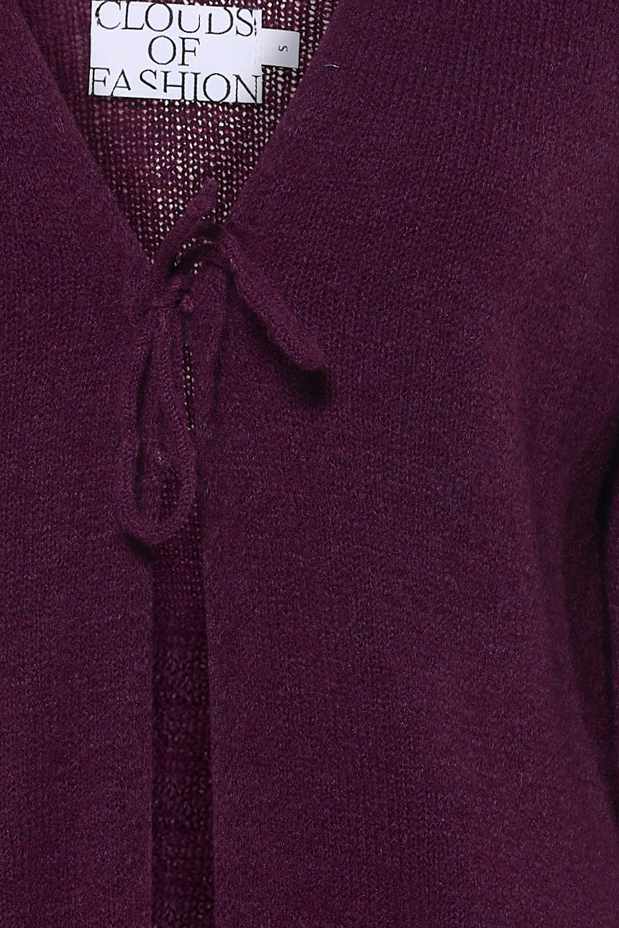 Pull violet à col en V de Clouds of Fashion avec texture tricot duveteuse et fermeture à nouer sur le devant.