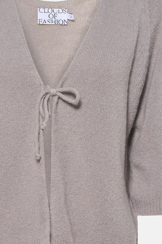 Pull gris à col en V de Clouds of Fashion avec détail de nœud à l'avant, tricot fin.