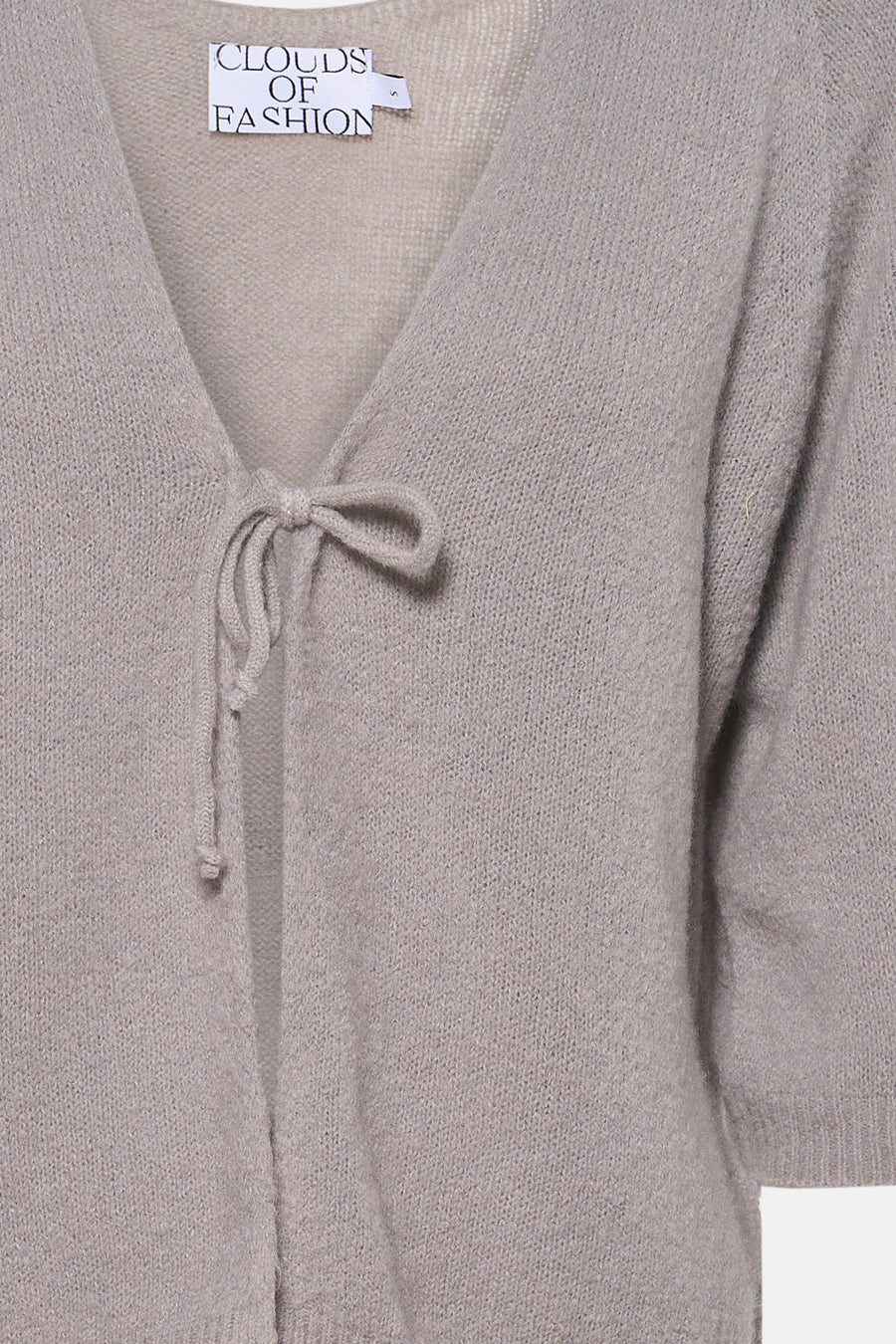 Pull gris à col en V de Clouds of Fashion avec détail de nœud à l'avant, tricot fin.