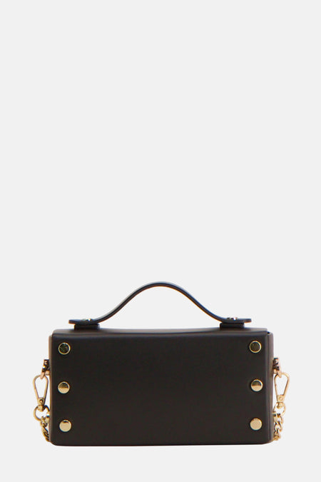 Zwarte handtas met gouden details.
