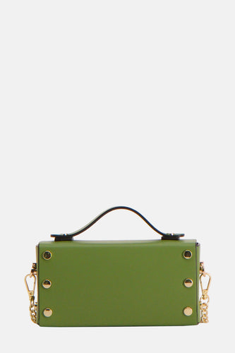 Groene handtas met gouden studs en ketting.
