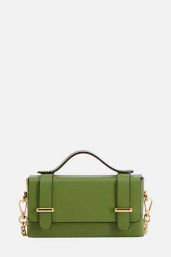 Groene leren tas met gouden ketting.
