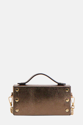 Gouden handtas van Clouds of Fashion met een korrelige textuur, studs en een handvat aan de bovenkant.
