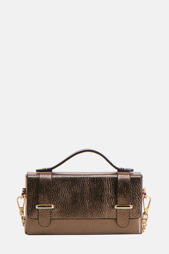 Porte-monnaie en or de Clouds of Fashion, avec une texture cuir, des détails en or et une poignée sur le dessus.
