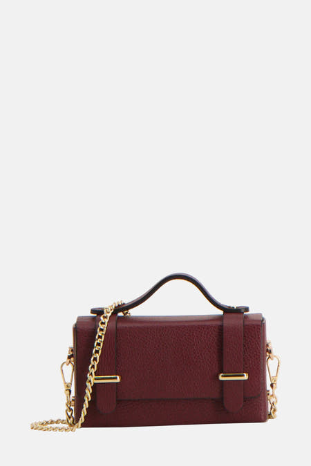 Porte-main en cuir de Bordeaux de Clouds of Fashion avec des strass dorés et une poignée noire.